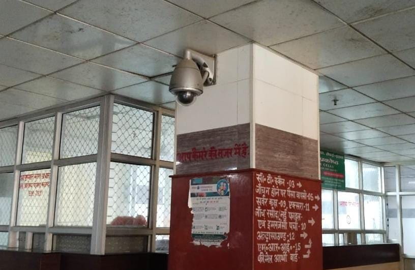 ट्रामा सेंटर के अंदर लगा खराब कैमरा। संवाद ट्रामा सेंटर के अंदर लगा खराब कैमरा। संवाद