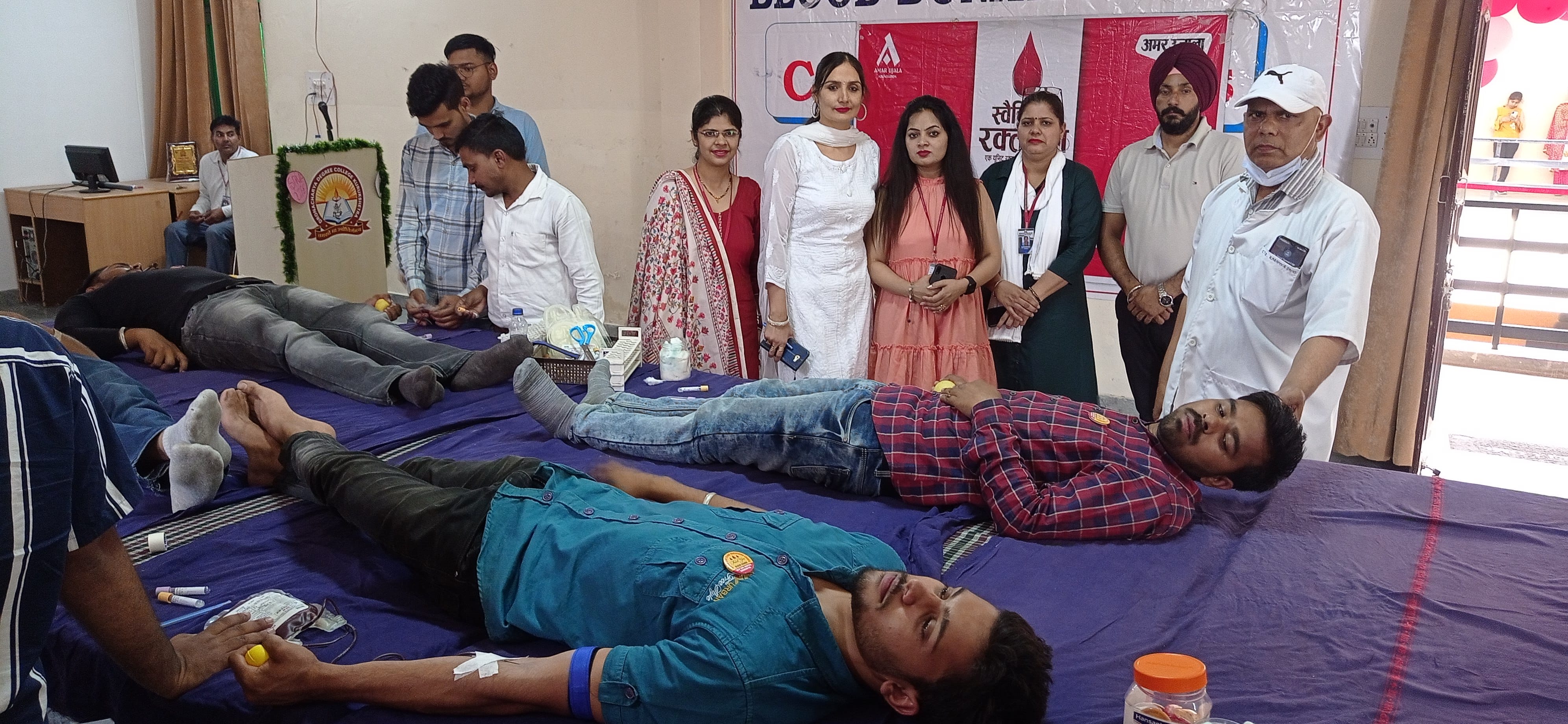 द्रोणाचार्य डिग्री कॉलेज में आयोजित शिविर में रक्त देते रक्तदाता। संवाद द्रोणाचार्य डिग्री कॉलेज में आयोजित शिविर में रक्त देते रक्तदाता। संवाद
