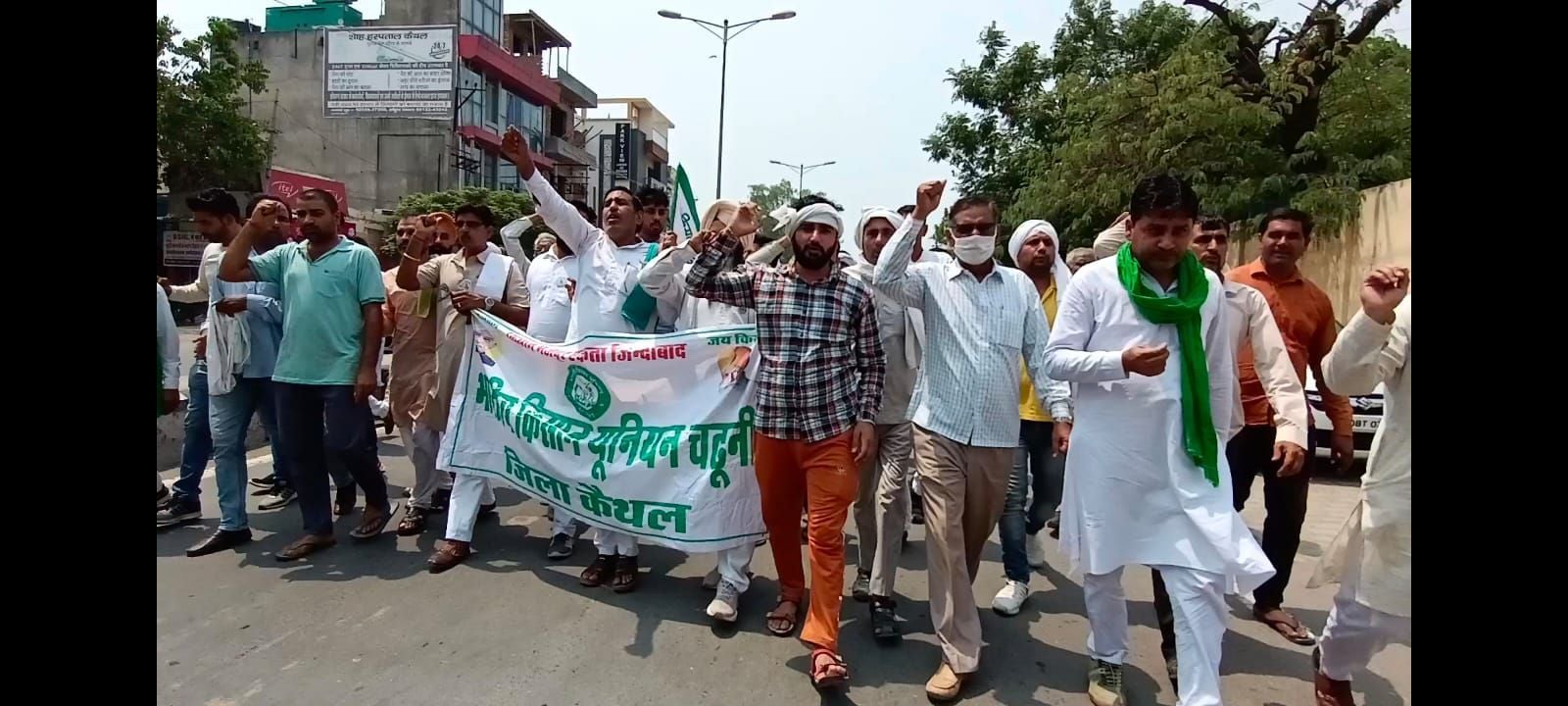 There was a scuffle between the farmers and the police who came to gherao the corporation office There was a scuffle between the farmers and the police who came to gherao the corporation office