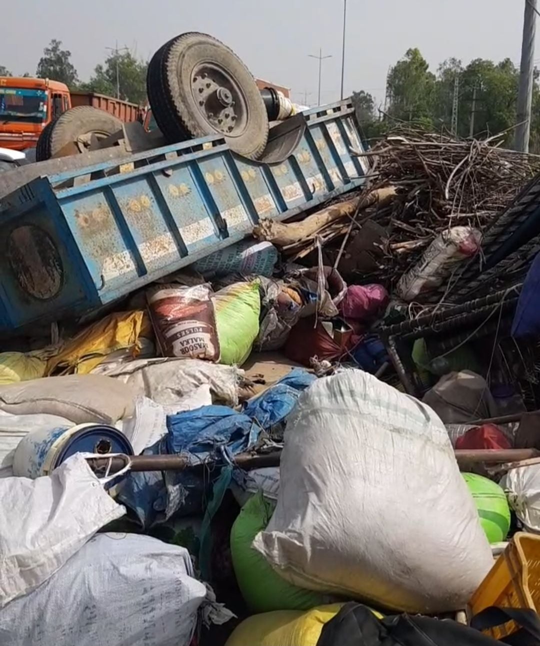 Tractor-trolley overturned after hitting the side of the car, 15 injured including children, women Tractor-trolley overturned after hitting the side of the car, 15 injured including children, women