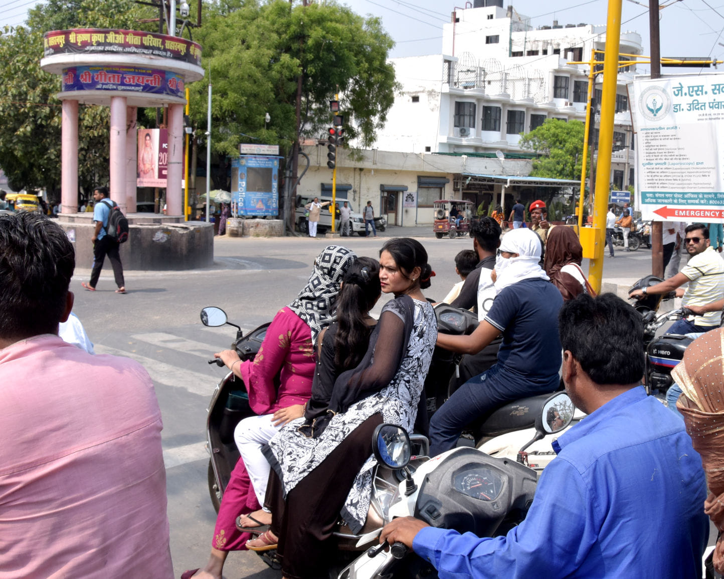 अंबेडकर चौक पर ट्रैफिक सिग्नल का ट्रायल के दौरान पालन करते शहर वासी अंबेडकर चौक पर ट्रैफिक सिग्नल का ट्रायल के दौरान पालन करते शहर वासी