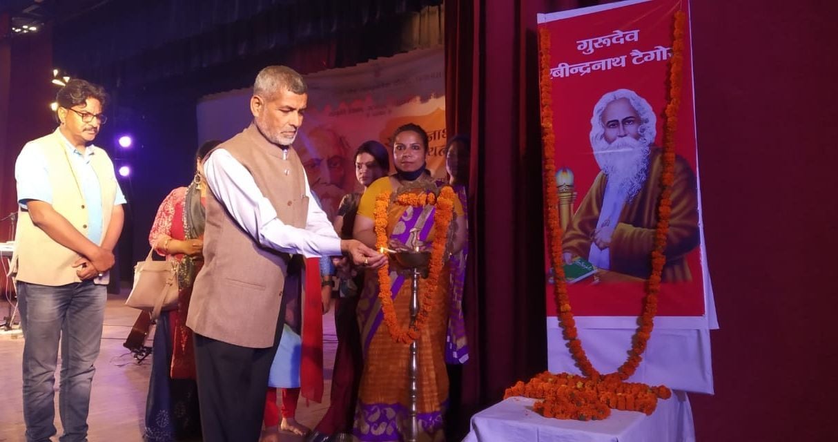 अल्मोड़ा अमृत महोत्सव में दीप प्रज्ज्वलित करते मुख्य अतिथि। अल्मोड़ा अमृत महोत्सव में दीप प्रज्ज्वलित करते मुख्य अतिथि।