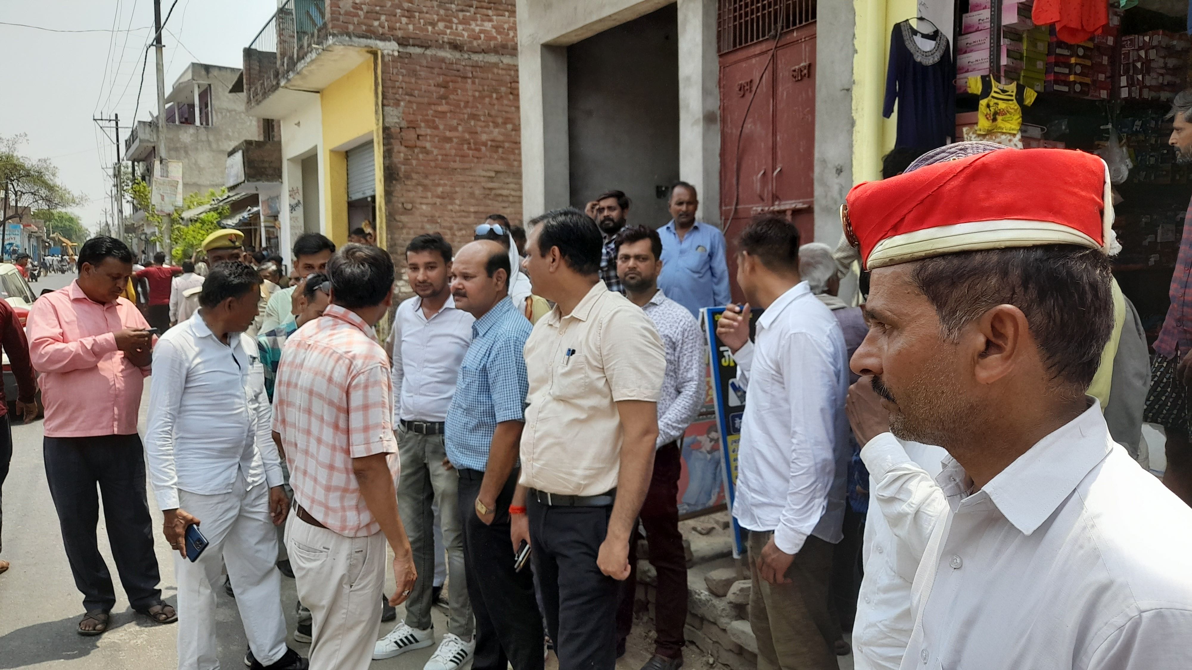 अतिक्रमण हटाने के दौरान मौजूद लोग व अधिकारी। संवाद