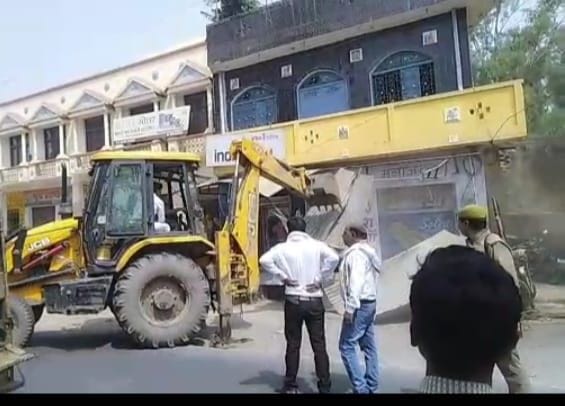 अतिक्रमण हटाती जेसीबी। संवाद