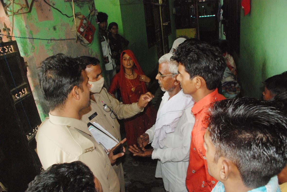बागपत के निवाड़ा गांव में कुर्की की कार्रवाई के दौरान हंगामा कर रहे लोगों को समझाते पुलिसकर्मी