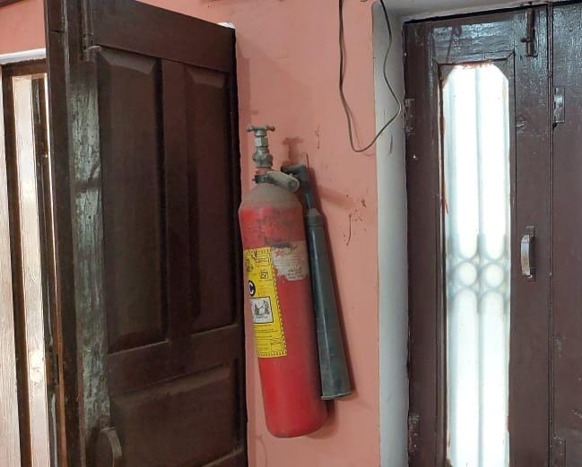 बेहट के जनता इंटर कॉलेज में दीवार पर लगा अग्निशमन सिलिंडर बेहट के जनता इंटर कॉलेज में दीवार पर लगा अग्निशमन सिलिंडर