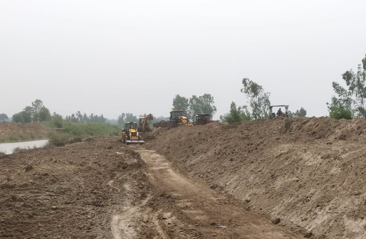 बिजनौर मे मालन नदी का चौड़ीकरण कर बनाए जा रहे तटबंध। बिजनौर मे मालन नदी का चौड़ीकरण कर बनाए जा रहे तटबंध।