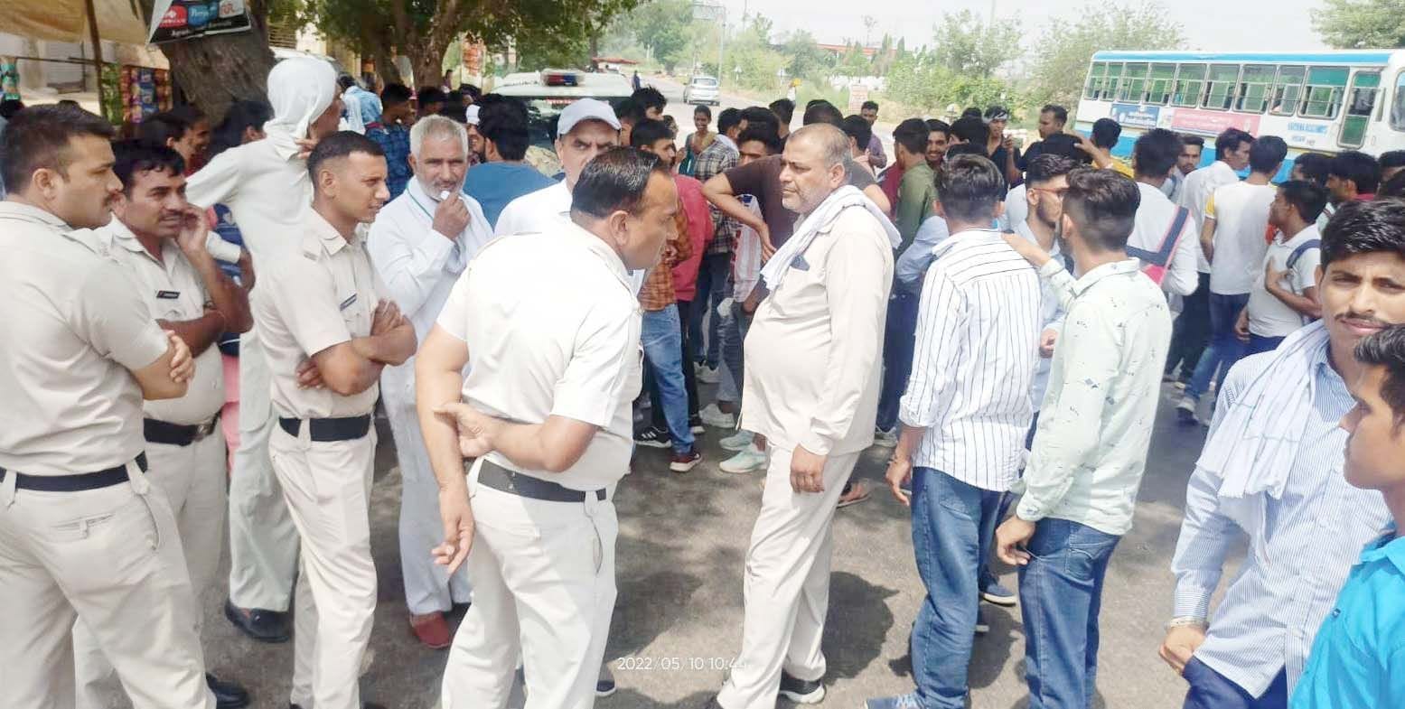बालक चौपटा पर जाम लगाए छात्र व मौके पर मौजूद पुलिस। बालक चौपटा पर जाम लगाए छात्र व मौके पर मौजूद पुलिस।