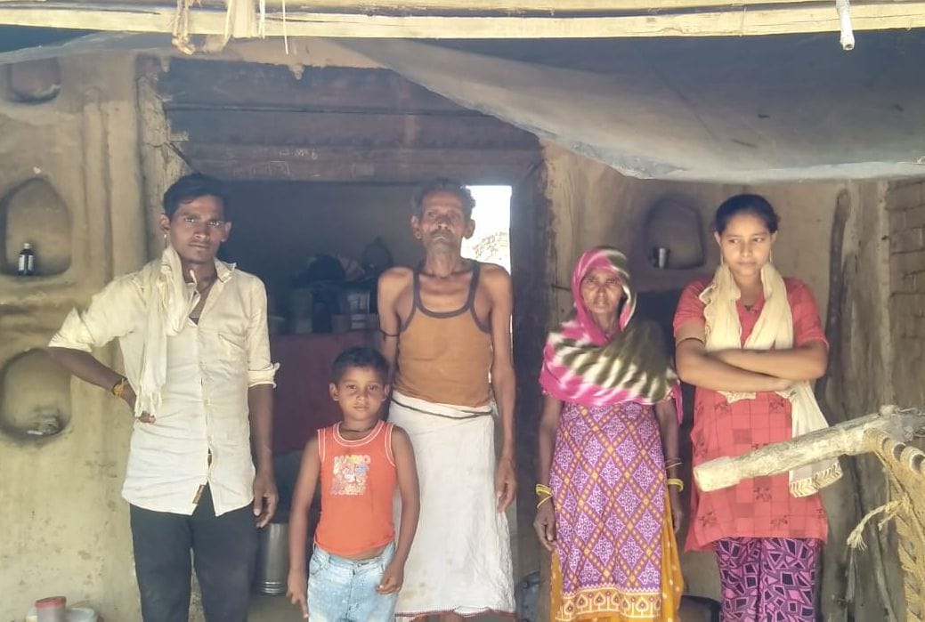 बाढ़ से पिछले वर्ष हुए नुकसान की जानकारी देता अनीस व चांद बाबू का परिवार। संवाद बाढ़ से पिछले वर्ष हुए नुकसान की जानकारी देता अनीस व चांद बाबू का परिवार। संवाद