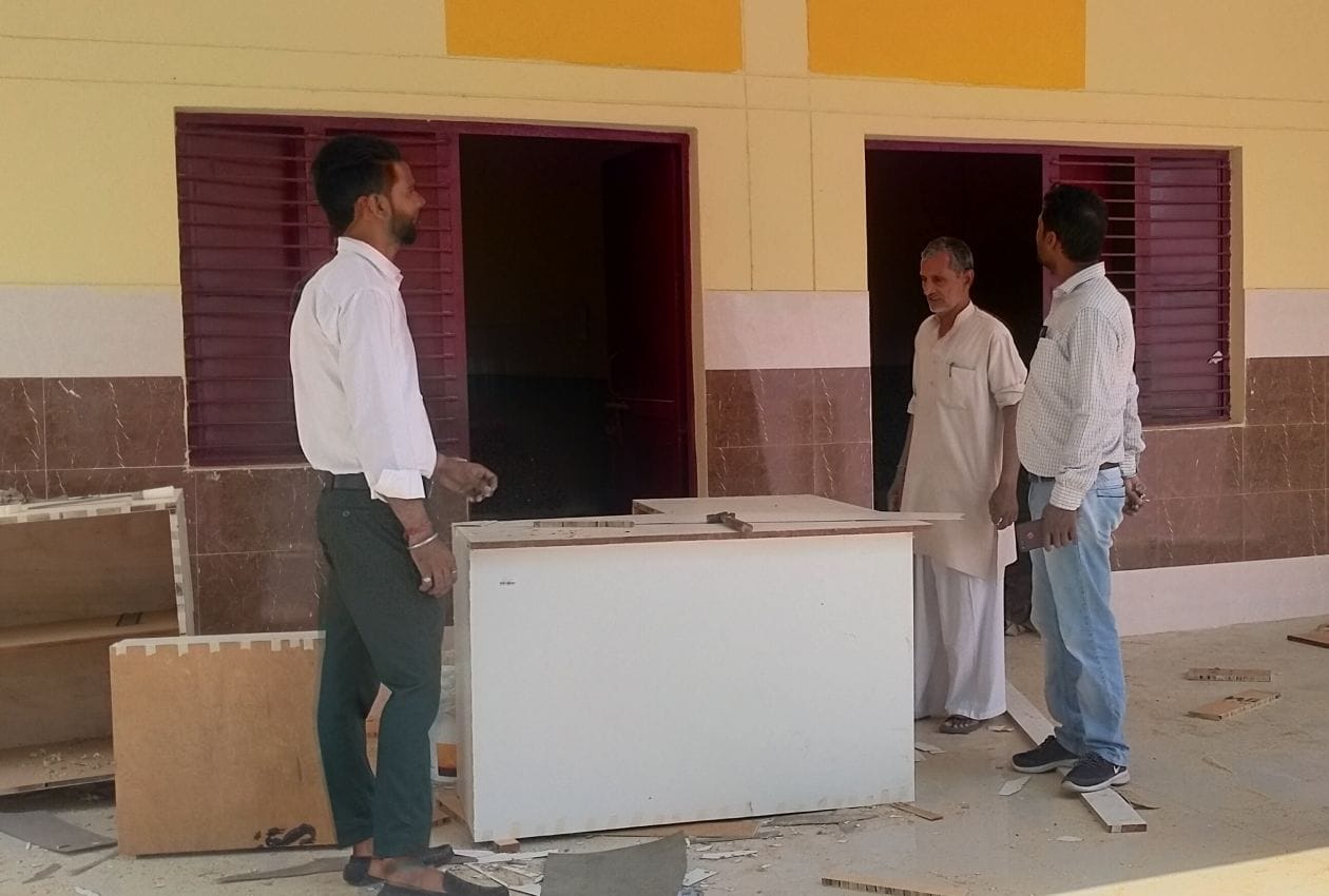 गांव पीरनगर सूदना स्थित लाइब्रेरी के लिए फर्नीचर का निर्माण कराते प्रधान गांव पीरनगर सूदना स्थित लाइब्रेरी के लिए फर्नीचर का निर्माण कराते प्रधान