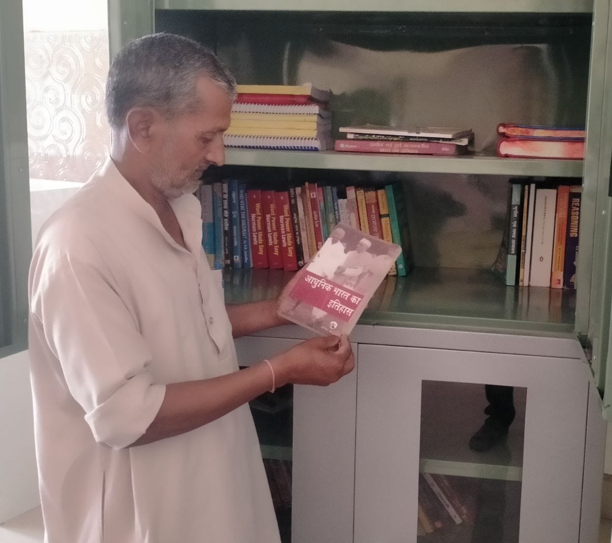 गांव पीरनगर सूदना स्थित लाइब्रेरी में किताब दिखाते प्रधान गांव पीरनगर सूदना स्थित लाइब्रेरी में किताब दिखाते प्रधान
