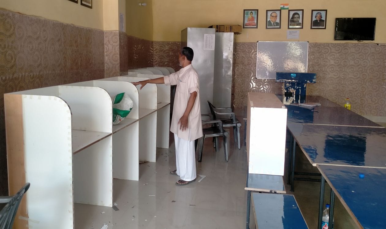 गांव पीरनगर सूदना स्थित लाइब्रेरी में पढ़ने के लिए स्थान दिखाते प्रधान गांव पीरनगर सूदना स्थित लाइब्रेरी में पढ़ने के लिए स्थान दिखाते प्रधान