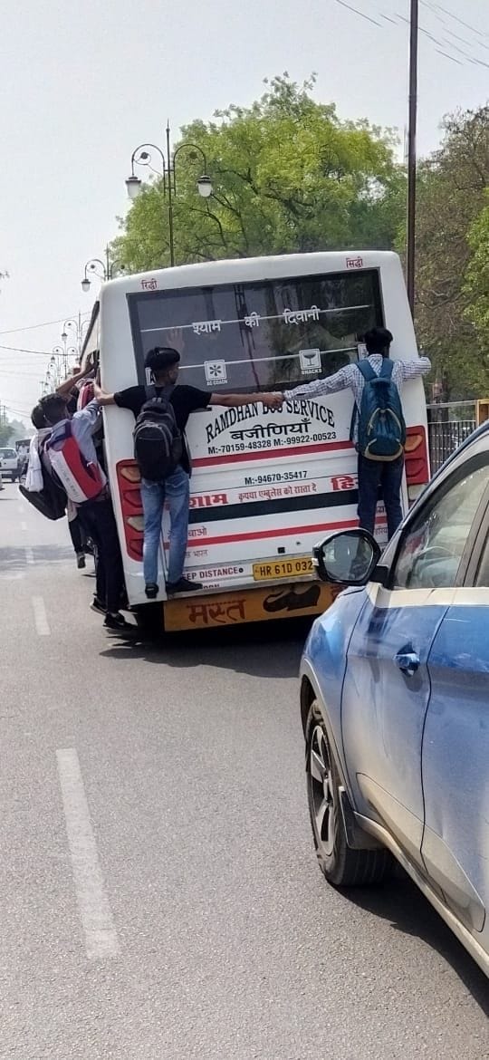 जोखिम भरे सफर में दोस्ती पर भरोसा.... हिसार। कॉलेज से बस अड्डे तक का सफर इस खतरनाक तरीके से पूरा करने जोखिम भरे सफर में दोस्ती पर भरोसा.... हिसार। कॉलेज से बस अड्डे तक का सफर इस खतरनाक तरीके से पूरा करने