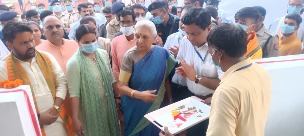जानसठ के गांव चितौड़ा में प्रदर्शनी को देखती राज्यपाल जानसठ के गांव चितौड़ा में प्रदर्शनी को देखती राज्यपाल