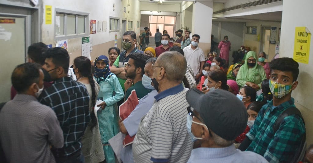 मेडिकल कॉलेज की मे डिसिन ओपीडी के बाहर उपचार के लिए खड़े मरीज। संवाद