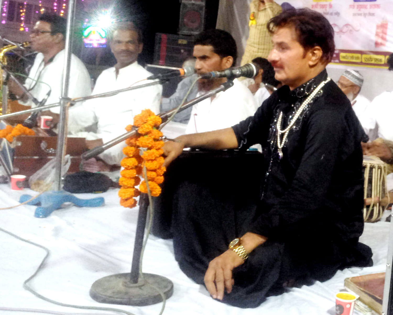 मेला पंडाल में हुए कार्यक्रम में कव्वाली सुनाते प्रसिद्ध कव्वाल युसूफ मलिक मेला पंडाल में हुए कार्यक्रम में कव्वाली सुनाते प्रसिद्ध कव्वाल युसूफ मलिक