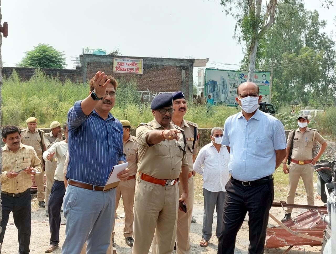 नहटौर मे पटाखा फैक्ट्री मे हुए विस्फोट की घटना के बारे में जानकारी लेते डीएम उमेश मिश्रा। नहटौर मे पटाखा फैक्ट्री मे हुए विस्फोट की घटना के बारे में जानकारी लेते डीएम उमेश मिश्रा।