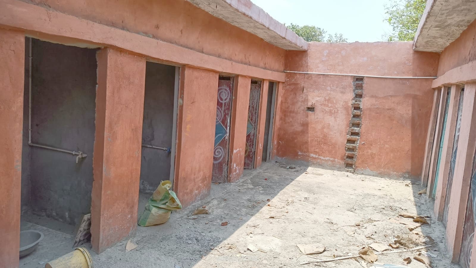 अभोली के नेवादा रोही में अधूरा सामुदायिक शौचालय। संवाद अभोली के नेवादा रोही में अधूरा सामुदायिक शौचालय। संवाद