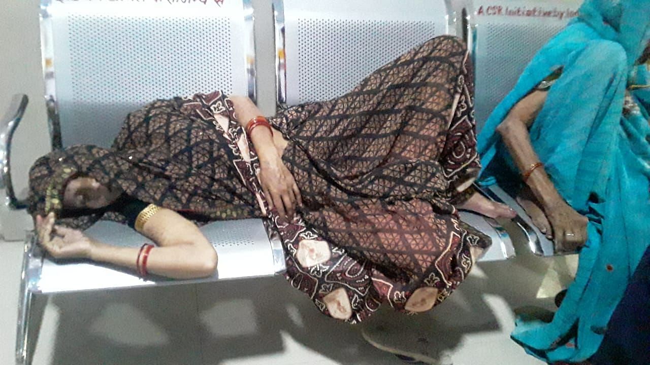 बेंच पर लेटी सांस रोगी महिला सुषमा। संवाद बेंच पर लेटी सांस रोगी महिला सुषमा। संवाद