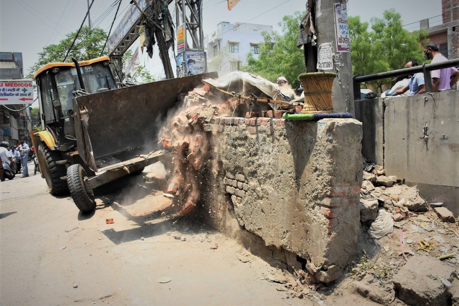 बृहस्पतिवार को सागरपुर में नाला रोड सर्विस लेन से अतिक्रमण हटाता बुलडोजर।