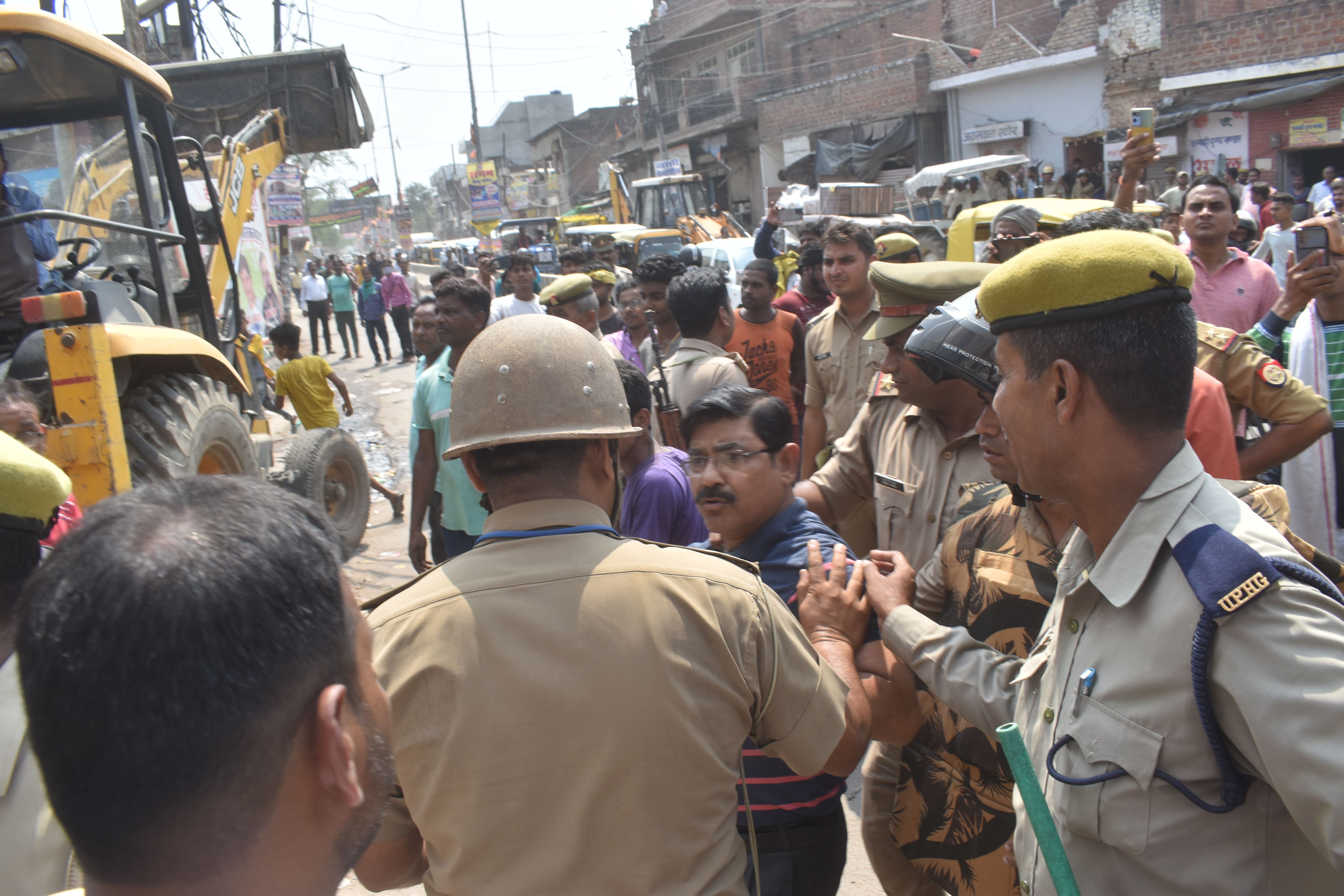 छोटा चौराहा पर अतिक्रमण अभियान के दौरान पुलिस से विवाद करता दुकानदार। संवाद