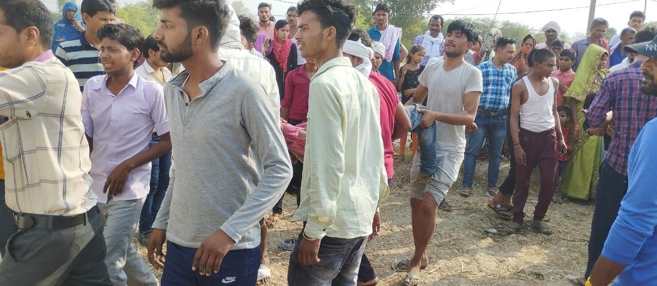 फोटो11एयूआरपी 42- मौके पर जमा लोगों की भीड़। संवाद फोटो11एयूआरपी 42- मौके पर जमा लोगों की भीड़। संवाद