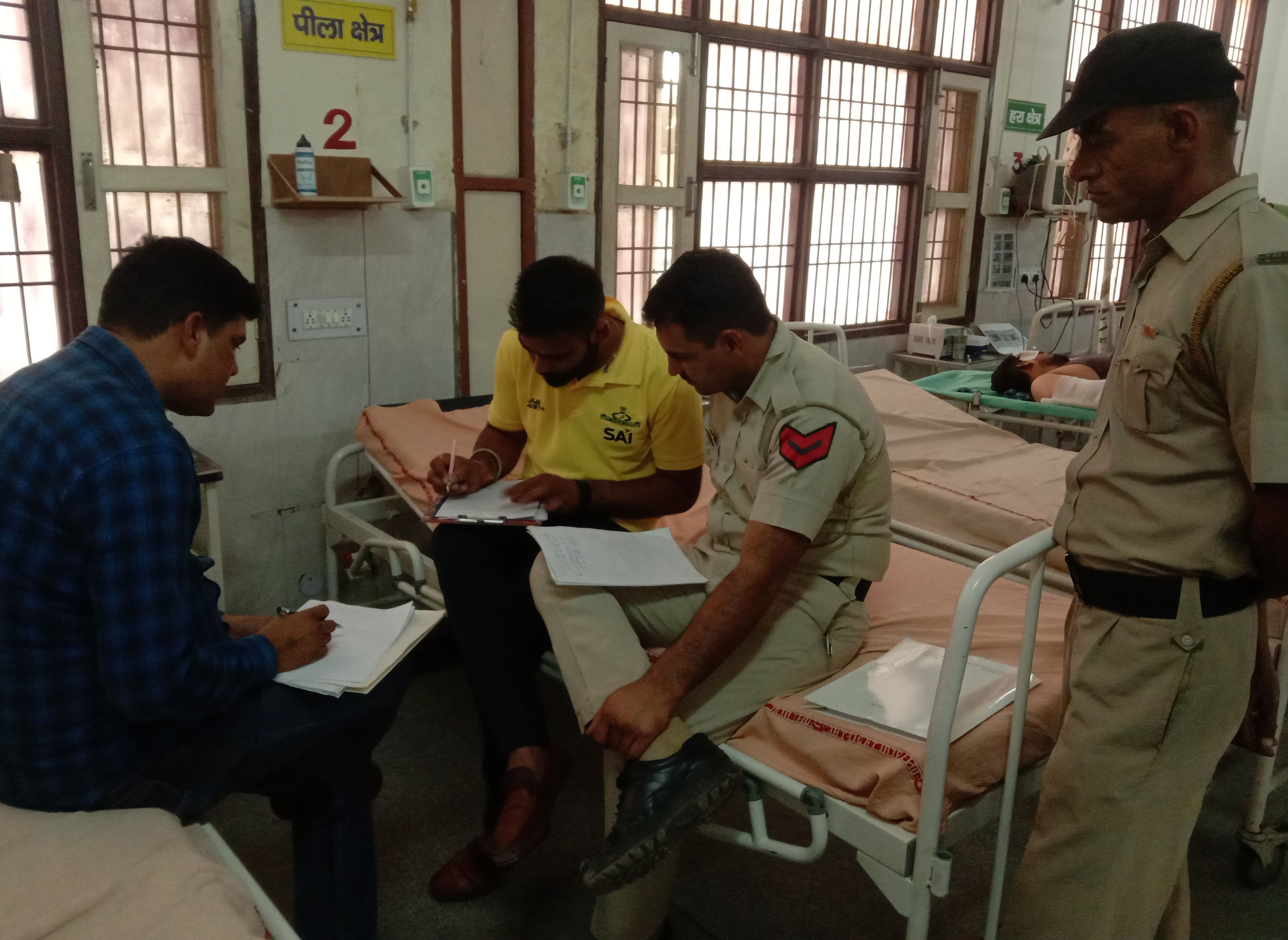 घायल के बयान दर्ज करता पुलिसकर्मी। घायल के बयान दर्ज करता पुलिसकर्मी।