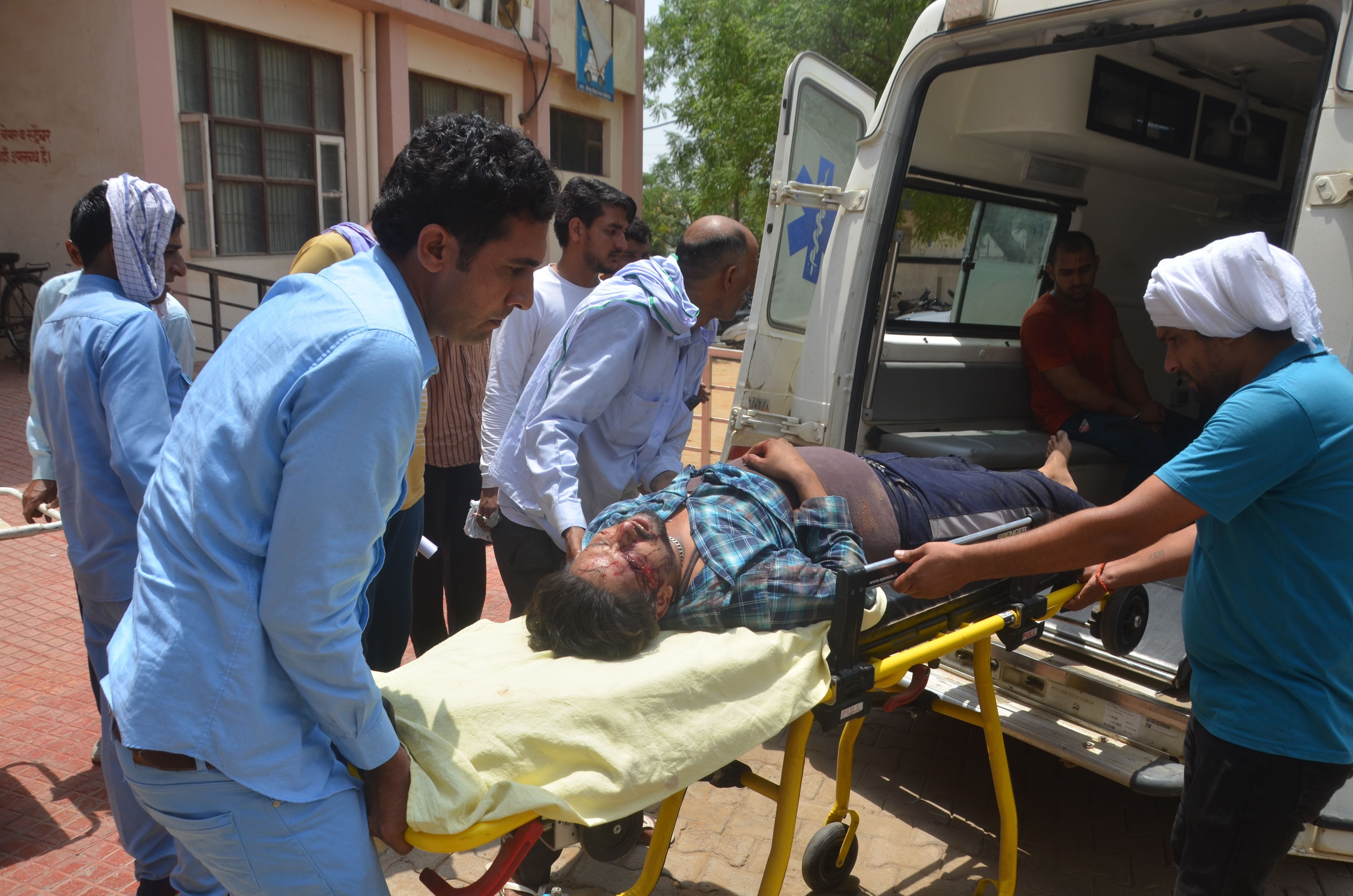 घायल को उपचार के लिए अस्पताल में एंबुलेंस से उतारते हुए। घायल को उपचार के लिए अस्पताल में एंबुलेंस से उतारते हुए।
