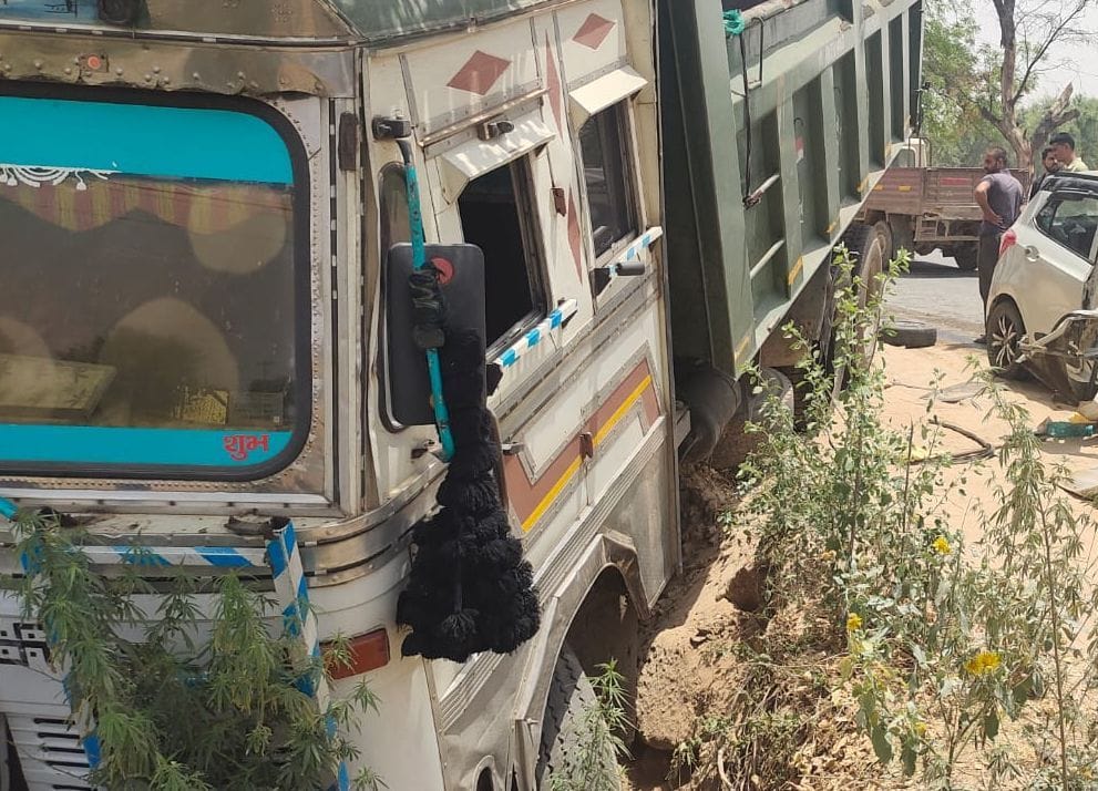 कार से टकराने के बाद कच्चे में उतरा डंपर। कार से टकराने के बाद कच्चे में उतरा डंपर।
