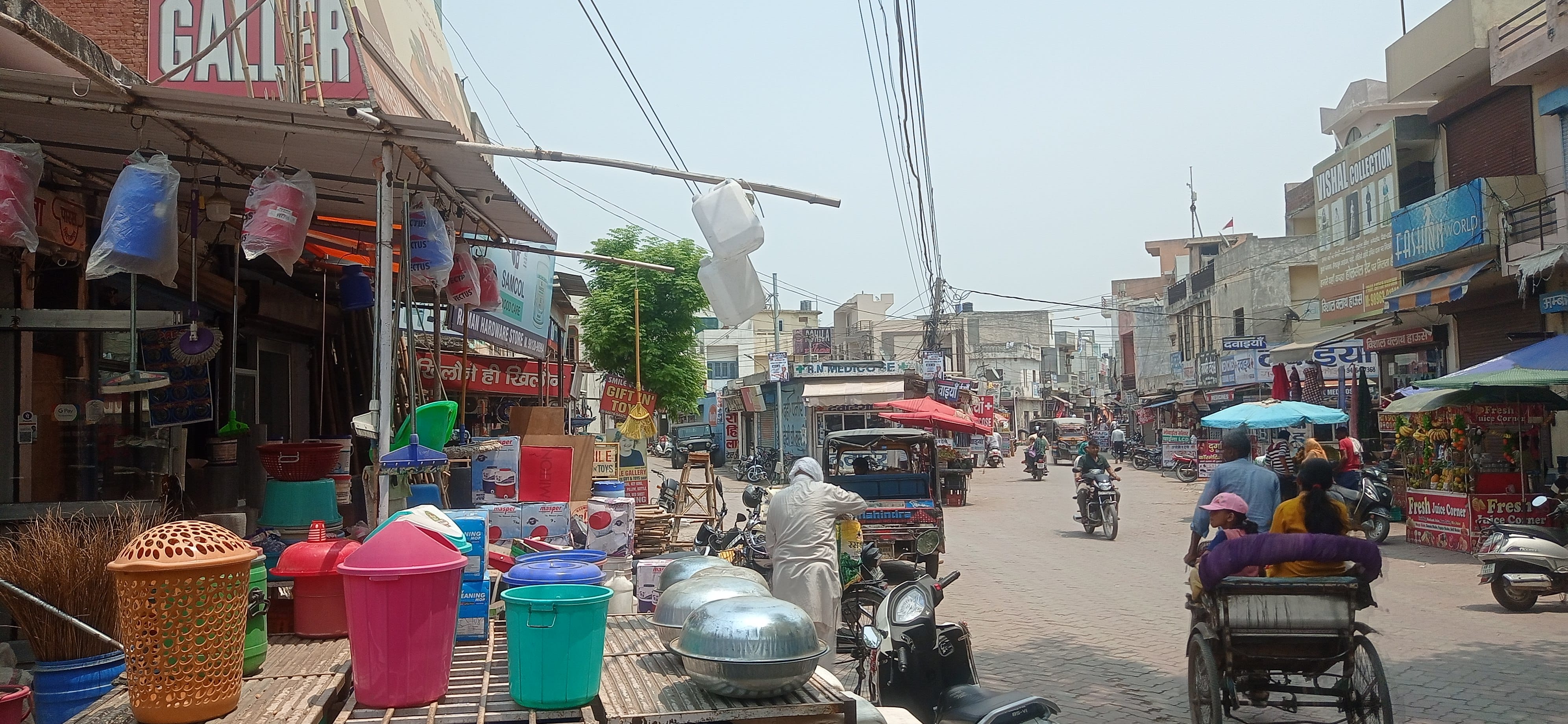 कुरुक्षेत्र शास्त्री मार्केट में सड़क पर सामान रखकर किया अतिक्रमण। कुरुक्षेत्र शास्त्री मार्केट में सड़क पर सामान रखकर किया अतिक्रमण।