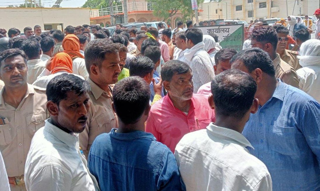 मानधाता ब्लाक में क्षेत्र पंचायत सदस्यों की बैठक में पहुंचे विधायक जीतलाल पटेल को बाहर रोका गया? मानधाता ब्लाक में क्षेत्र पंचायत सदस्यों की बैठक में पहुंचे विधायक जीतलाल पटेल को बाहर रोका गया?
