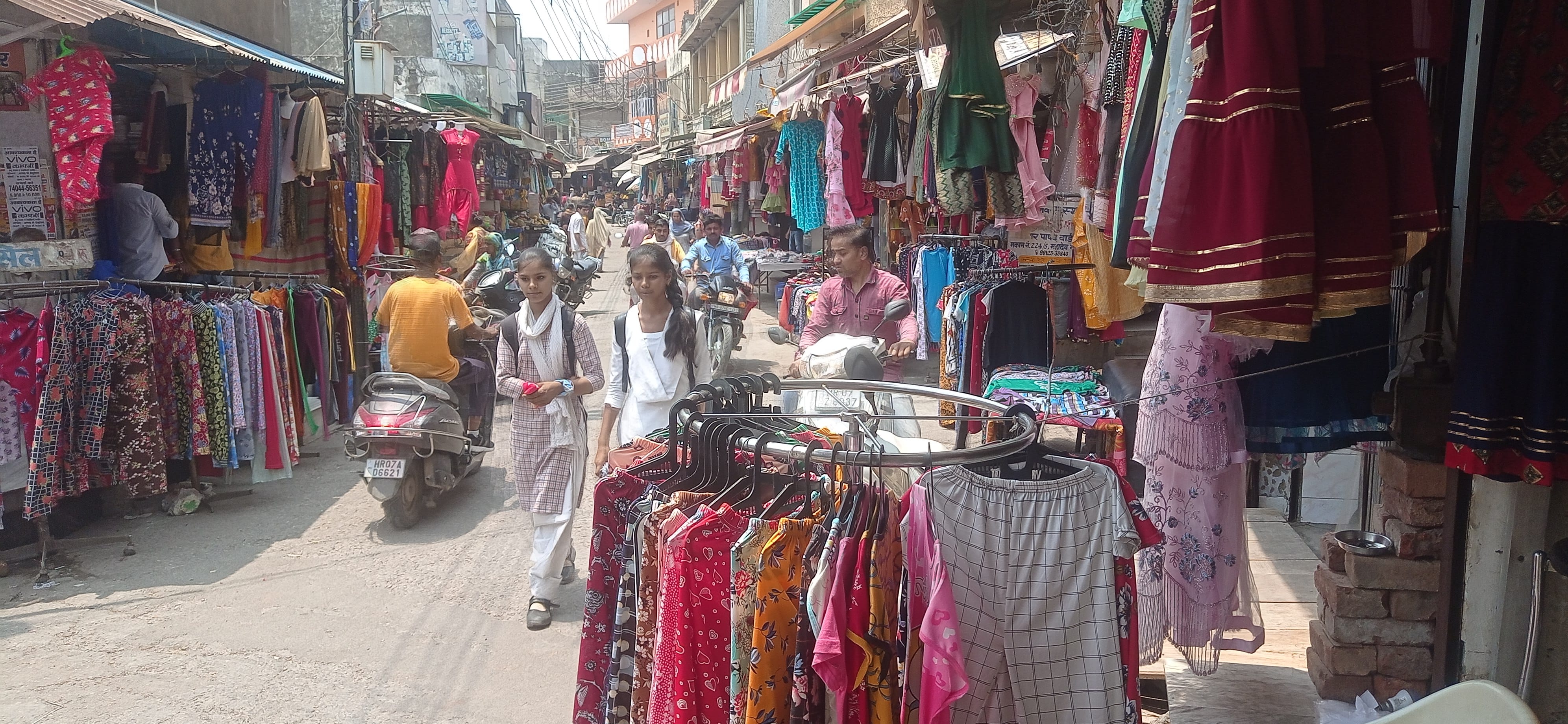 पुरानी सब्जी मंडी के पास सामान रखकर किया गया अतिक्रमण। संवाद पुरानी सब्जी मंडी के पास सामान रखकर किया गया अतिक्रमण। संवाद
