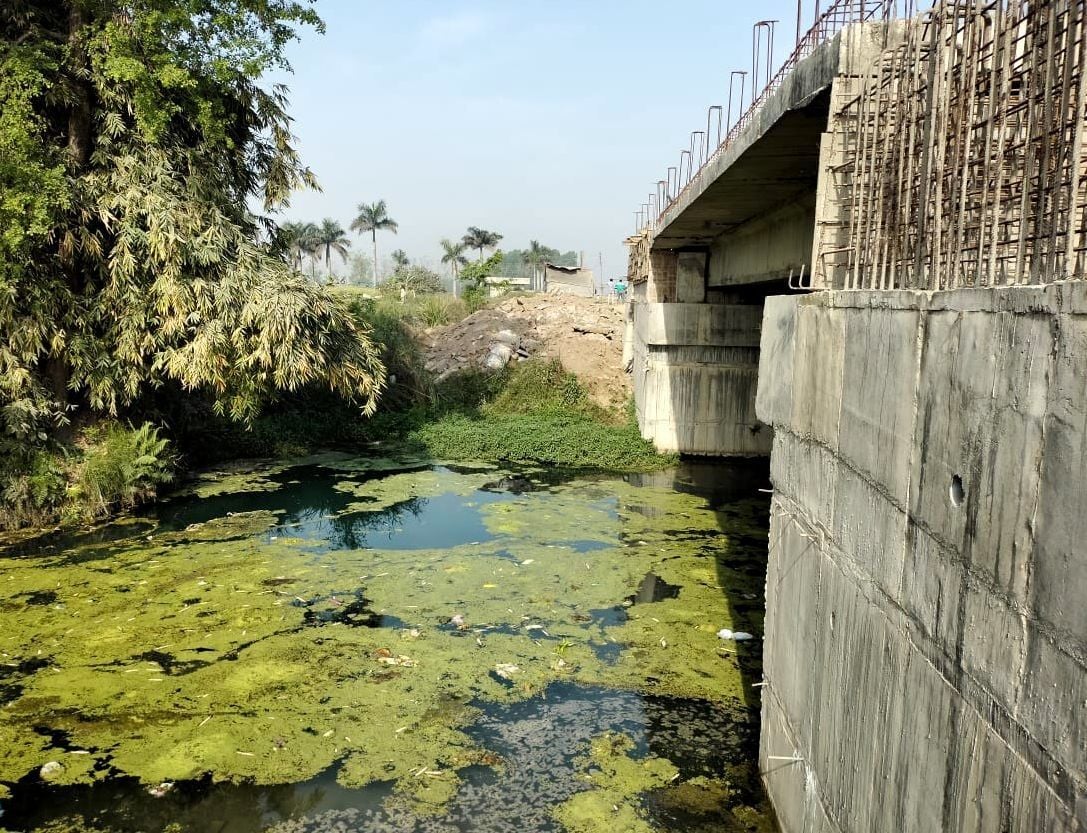 पंतनगर मे सब्जी अनुसांधन केन्द्र के पास नाले मे तब्दील बारहमासी जलस्रोत। संवाद