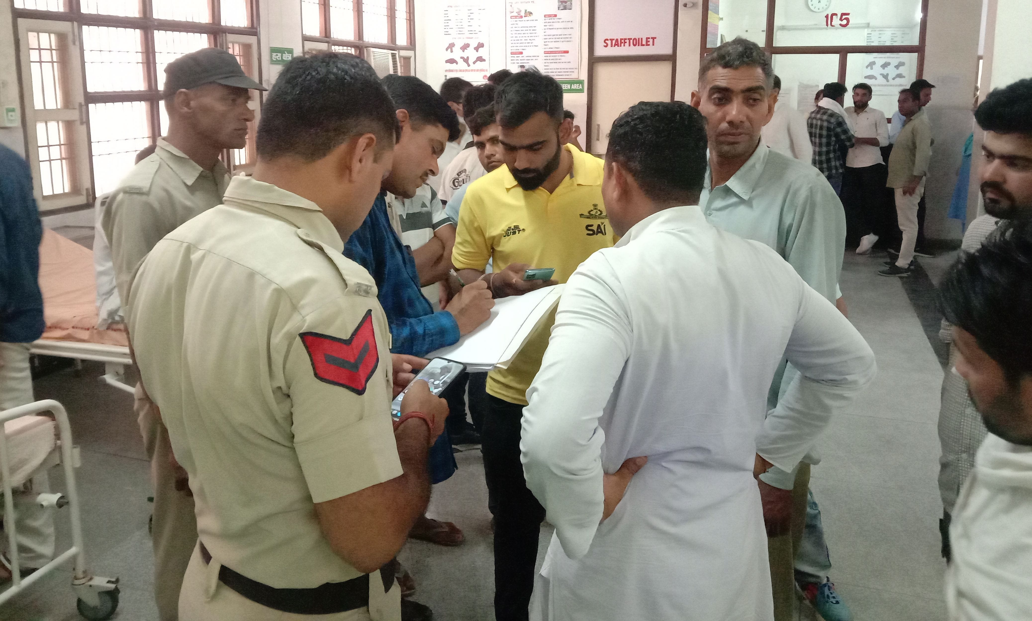 सिविल अस्पताल में मौजूद पुलिस और मृतकों के परिजन। सिविल अस्पताल में मौजूद पुलिस और मृतकों के परिजन।