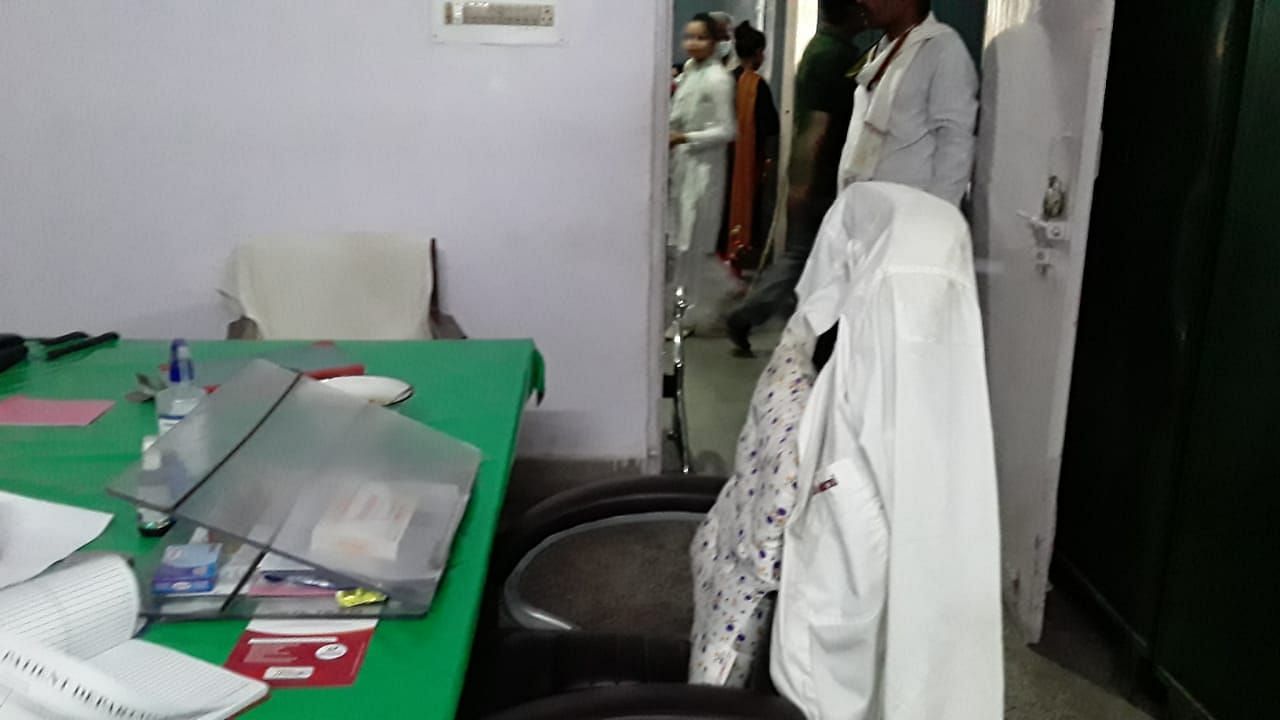 दंत रोग चिकित्सकों की खाली कुर्सियां। संवाद दंत रोग चिकित्सकों की खाली कुर्सियां। संवाद