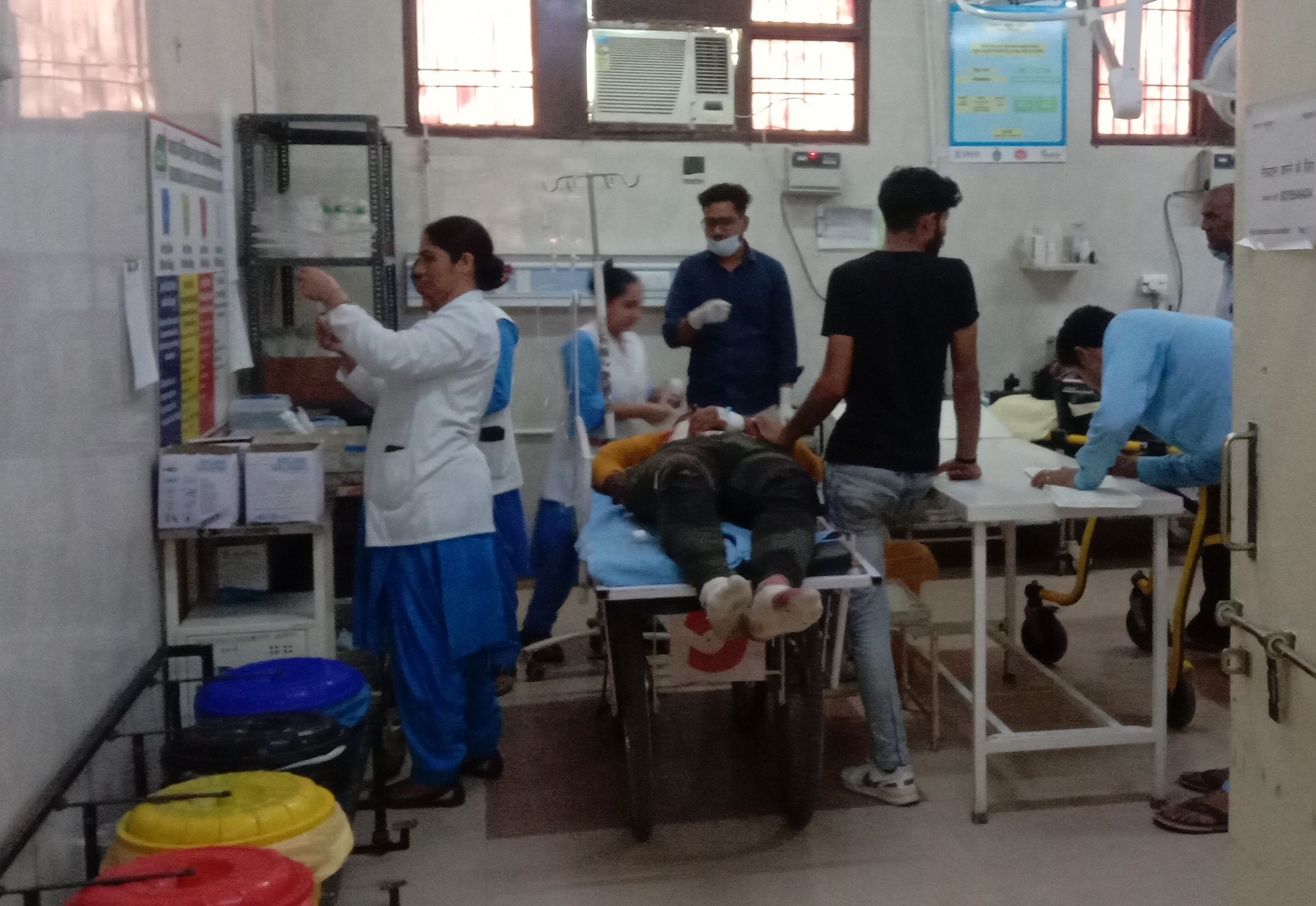 दादरी सिविल अस्पताल के इमरजेंसी कक्ष में उपचाराधीन घायल। दादरी सिविल अस्पताल के इमरजेंसी कक्ष में उपचाराधीन घायल।
