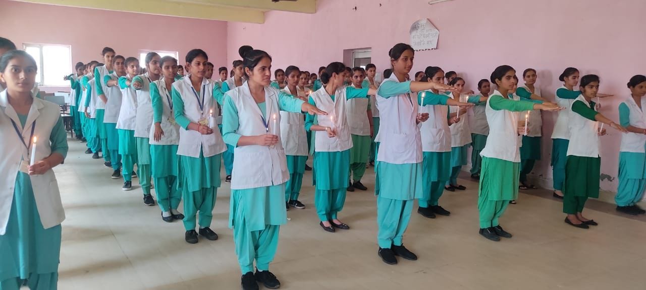 14-कैथल। नर्स डे पर आयोजित कार्यक्रम में मोमबत्ती जलाकर शपथ लेते हुए छात्राएं। 14-कैथल। नर्स डे पर आयोजित कार्यक्रम में मोमबत्ती जलाकर शपथ लेते हुए छात्राएं।