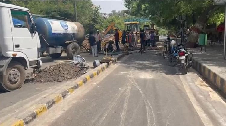 Agra: Lubang departemen air ternyata, Jalan MG ditutup, pekerjaan dimulai
