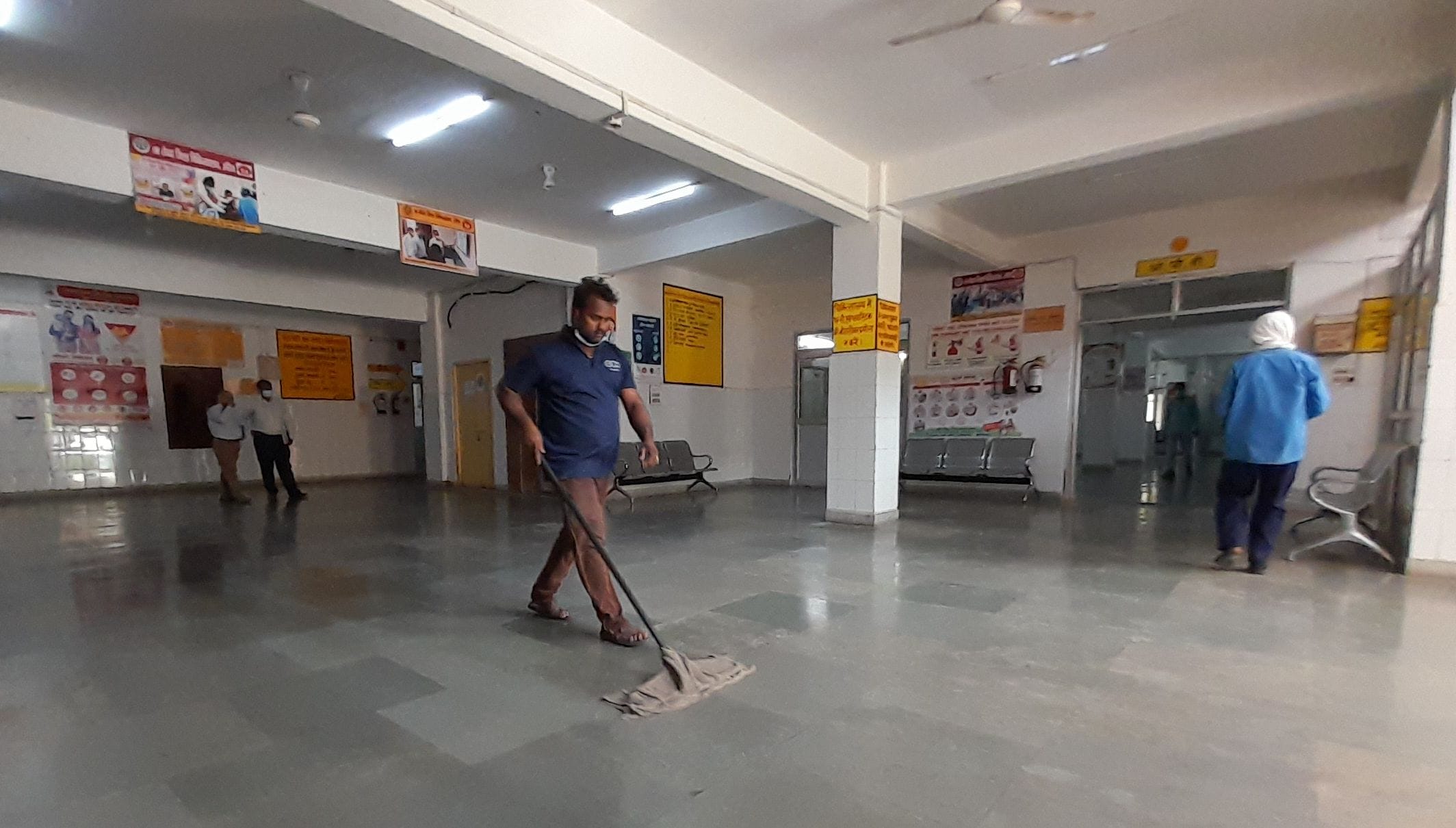 अस्पताल में सफाई करता सफाई कर्मी। संवाद अस्पताल में सफाई करता सफाई कर्मी। संवाद