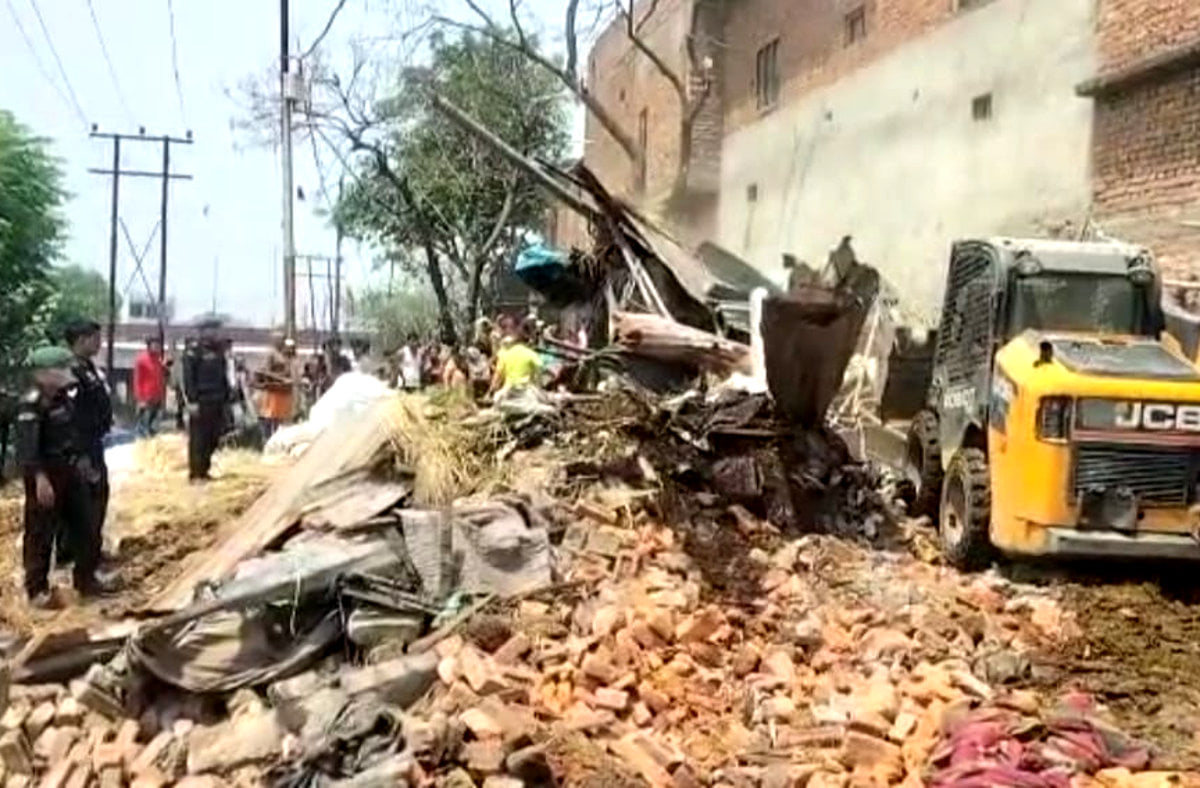 ढमोला नदी के किनारे अतिक्रमण ध्वस्त करते निगम कर्मचारी ढमोला नदी के किनारे अतिक्रमण ध्वस्त करते निगम कर्मचारी