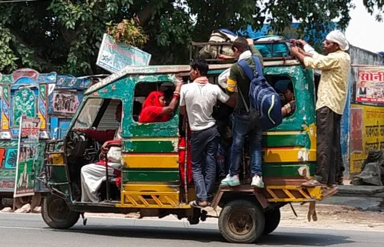 फोटो-09- टेंपो पर लटककर यात्रा करते यात्री फोटो-09- टेंपो पर लटककर यात्रा करते यात्री