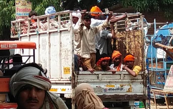 फोटो-10- डाले में यात्रा करते यात्री फोटो-10- डाले में यात्रा करते यात्री