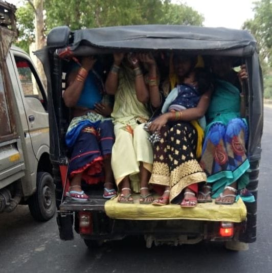 फोटो-12- गाड़ी में पीछे बैठकर यात्रा करती महिलाएं फोटो-12- गाड़ी में पीछे बैठकर यात्रा करती महिलाएं