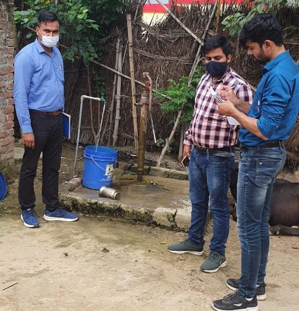 ग्राम पंचायत रसायाखानपुर में पानी की सप्लाई शुरु कराते जल निगम के कर्मचारी। संवाद ग्राम पंचायत रसायाखानपुर में पानी की सप्लाई शुरु कराते जल निगम के कर्मचारी। संवाद