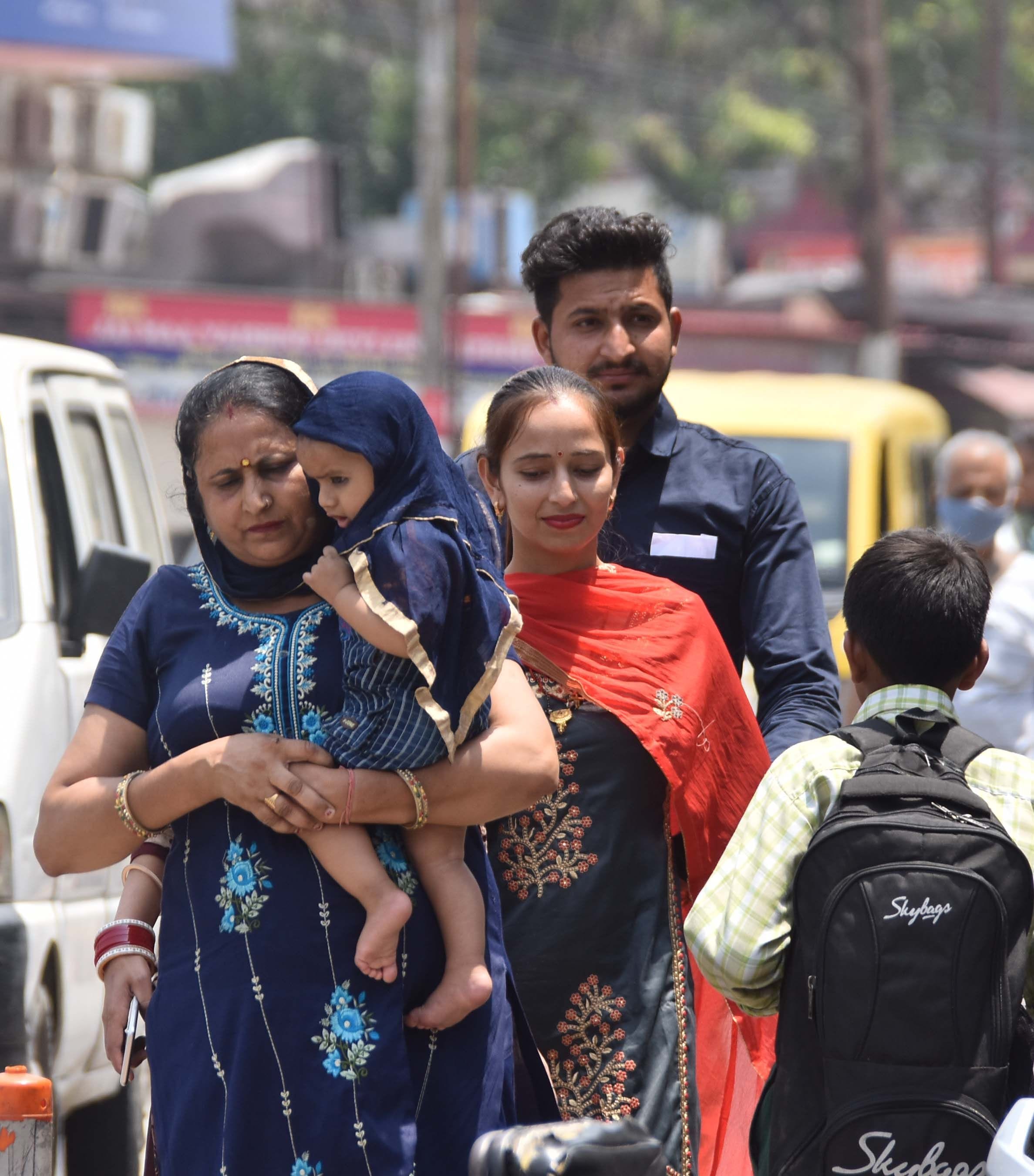 मां की ममता के आगे कुछ नहीं... ऊना में भयंकर गर्मी के चलते धूप से बचाने के लिए नन्हें बच्चे को अपने द?
