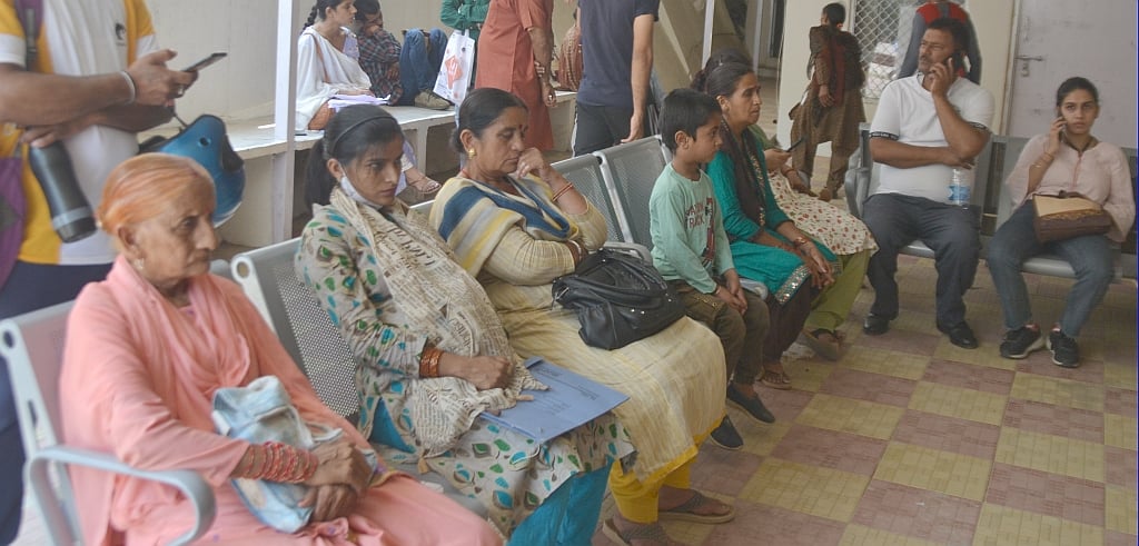 मेडिकल कॉलेज के अल्ट्रासाउंड कक्ष के बाहर टेस्ट करवाने के लिए इंतजार करते रोगी। संवाद मेडिकल कॉलेज के अल्ट्रासाउंड कक्ष के बाहर टेस्ट करवाने के लिए इंतजार करते रोगी। संवाद