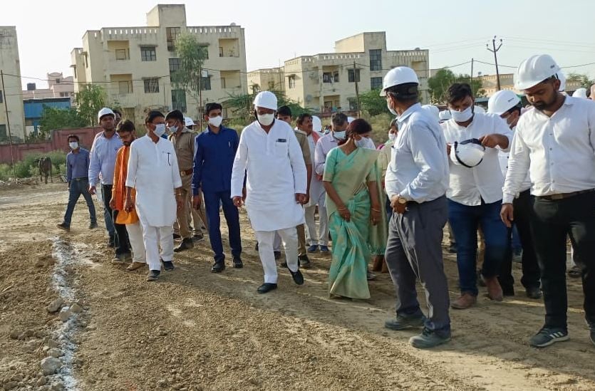 मेडिकल कालेज के निर्माण को देखने पहुंचे मंत्री व अन्य अधिकारी। संवाद मेडिकल कालेज के निर्माण को देखने पहुंचे मंत्री व अन्य अधिकारी। संवाद