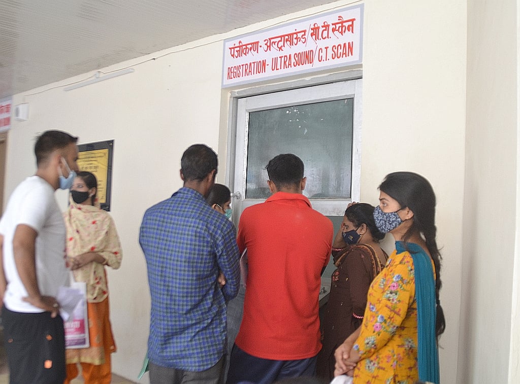 मेडिकल कॉलेज नाहन के अल्ट्रासाउंड कक्ष में पंजीकरण करवाने के लिए लाइन में खड़े रोगी। संवाद मेडिकल कॉलेज नाहन के अल्ट्रासाउंड कक्ष में पंजीकरण करवाने के लिए लाइन में खड़े रोगी। संवाद