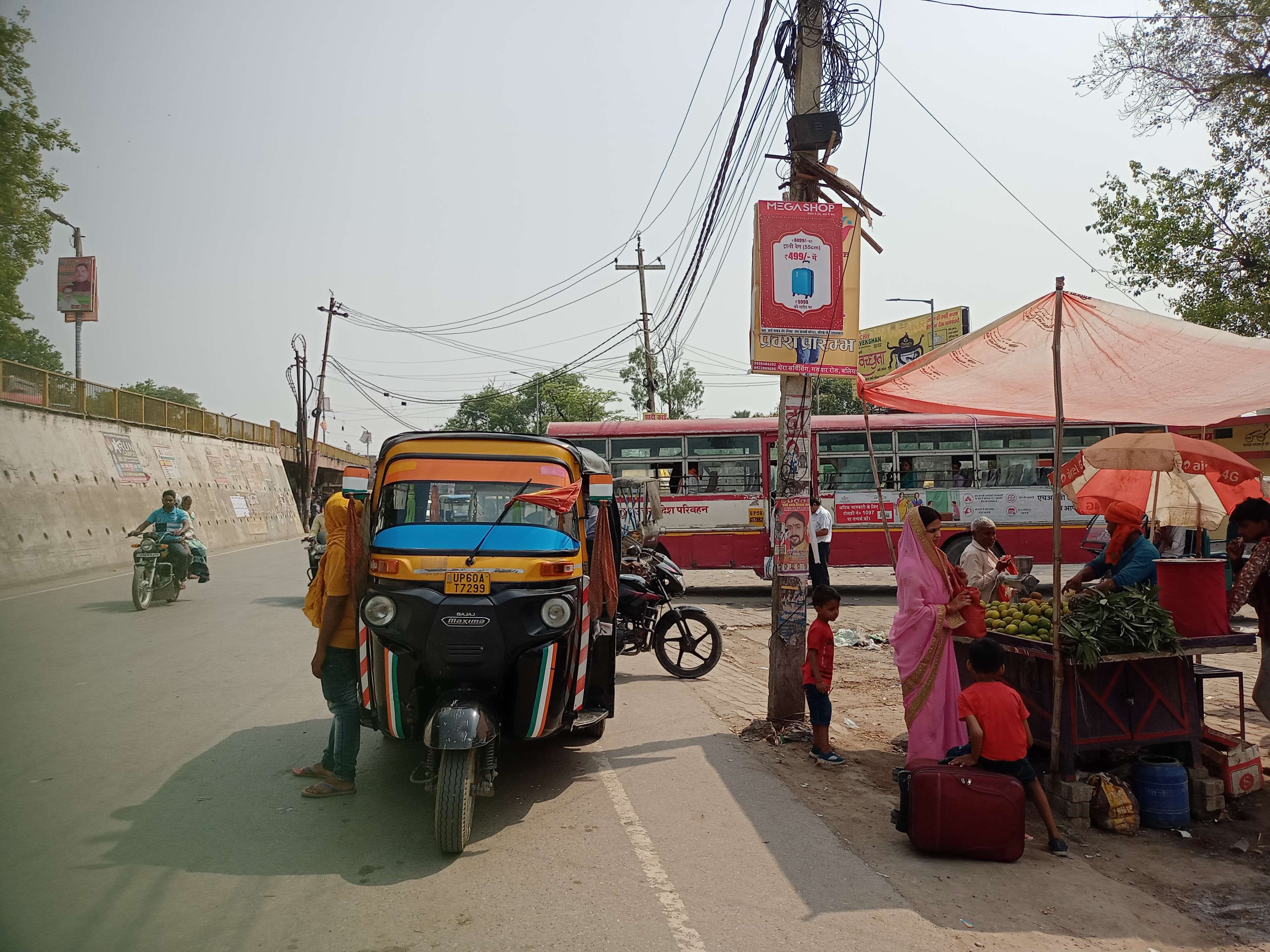 नगर के रोडवेज बस स्टेशन परिसर में सवारियों के इंतजार में खड़ा आटो।