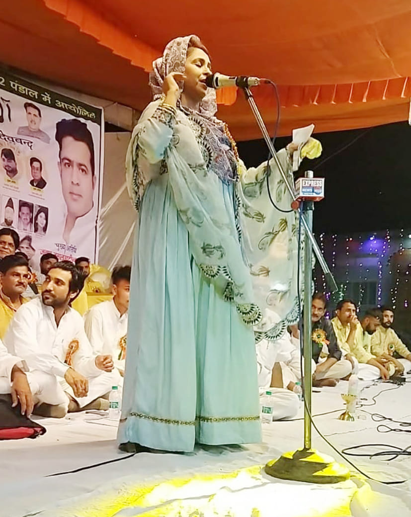 देवबंद में मेला पंडाल में आयोजित ऑल इंडिया मुशायरा में कलाम प्रस्तुत करती प्रख्यात शायरा शबीना ?